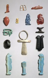 Amuletos egipcios, cuentas y colgantes (oro, fayenza y piedras semipreciosas)